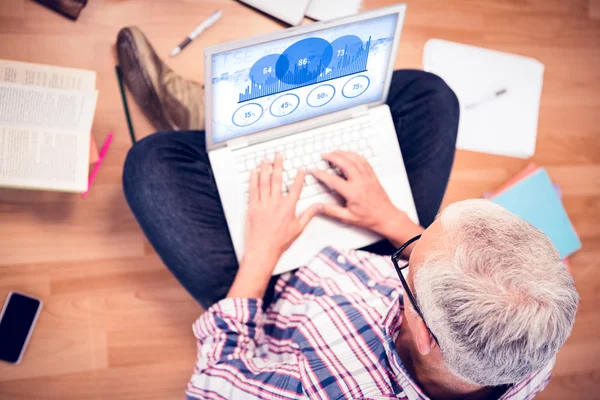 El hombre trabajando con el ordenador portátil — Foto de Stock