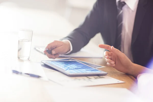 Business people using tablet — Stock Photo, Image