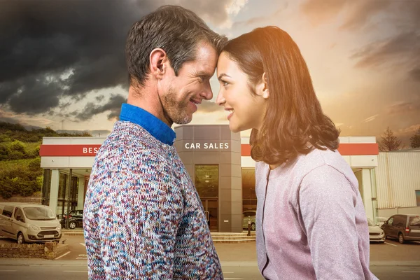 Casal de pé cara a cara — Fotografia de Stock