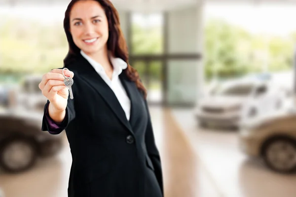 Imagem composta de mulher de negócios sorridente segurando uma chave — Fotografia de Stock