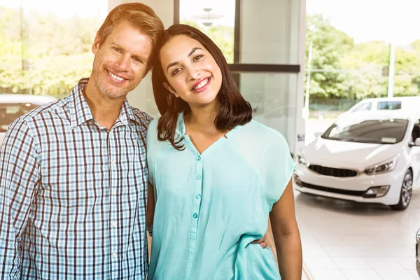 Gelukkige paar staande — Stockfoto