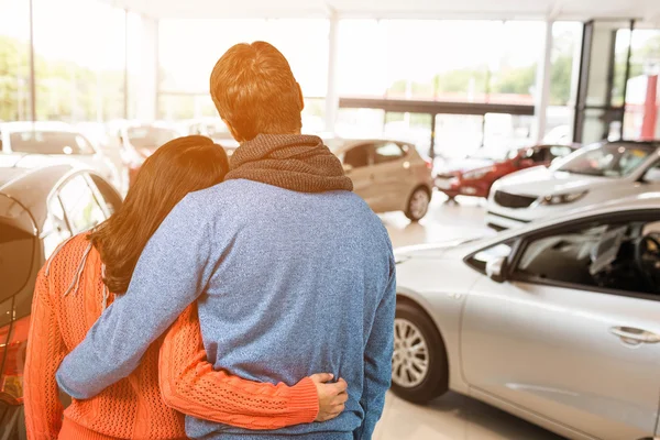 Ehepaar gegen Sicht auf Autos — Stockfoto