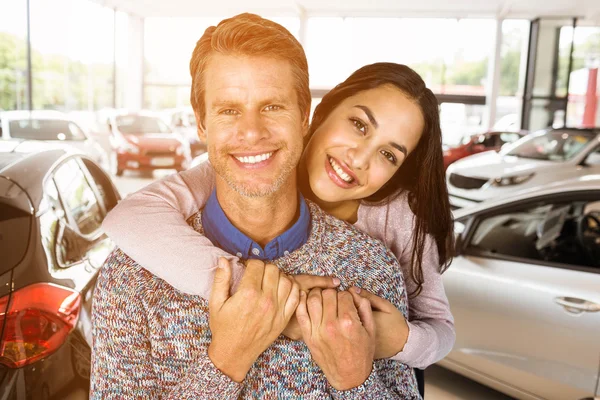 Couple against  new cars — Stock Photo, Image