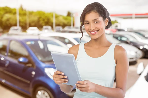 Geschäftsfrau mit Tablet — Stockfoto