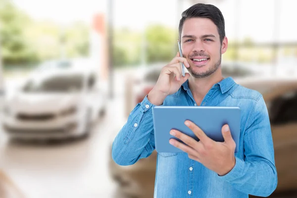 Hombre sosteniendo tableta digital — Foto de Stock