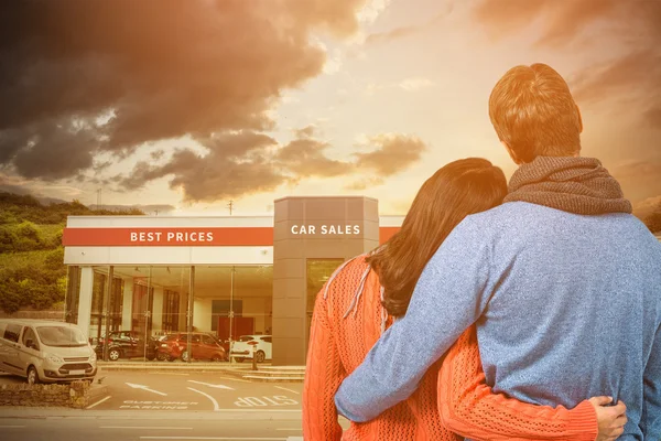 Couple debout contre l'atelier de voiture — Photo