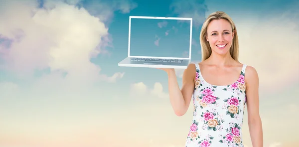 Blonde met laptop en poseren — Stockfoto