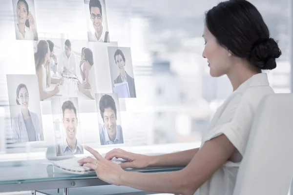 Empresária usando computador no escritório — Fotografia de Stock