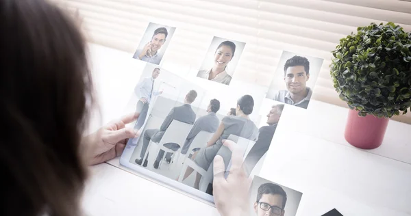 Vrouw met behulp van Tablet PC aan balie — Stockfoto