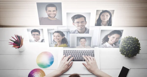 Handen koppelverkoop in computer — Stockfoto