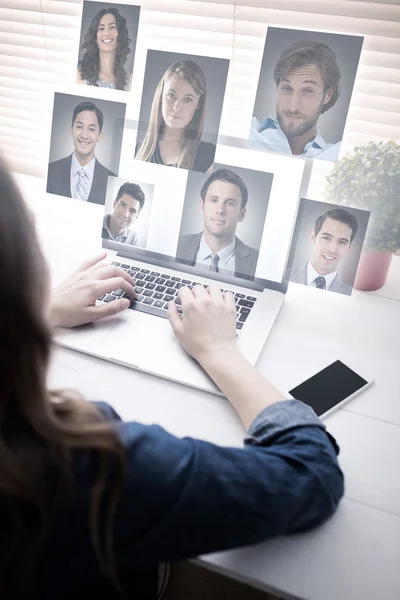 Mulher usando laptop — Fotografia de Stock