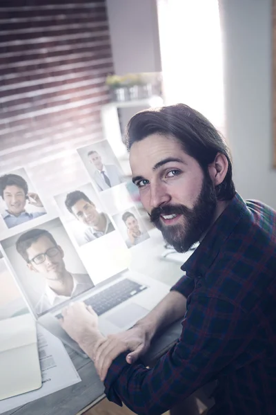 Diseñador gráfico sonriente usando ordenador portátil — Foto de Stock