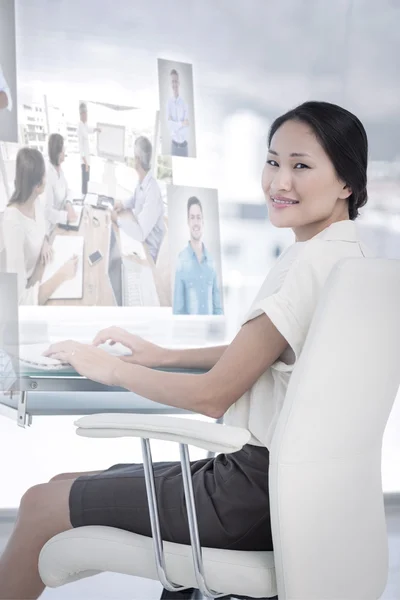 Femme d'affaires utilisant l'ordinateur dans le bureau — Photo