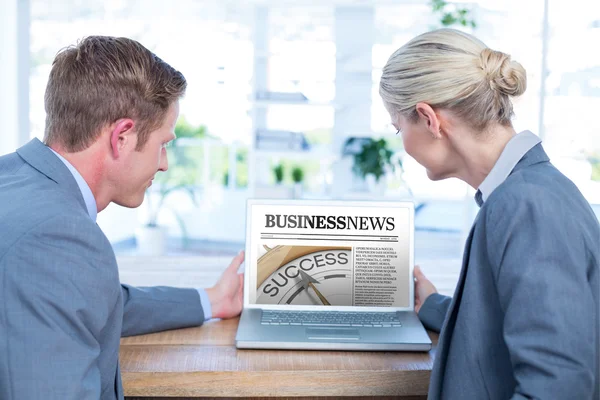 Business folk tittar på skärmen på laptop — Stockfoto