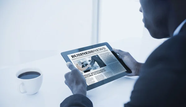 Zakenman die digitale tablet gebruikt — Stockfoto
