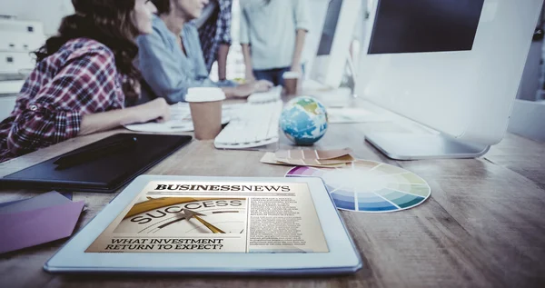 Wirtschaftszeitung gegen Tablet — Stockfoto