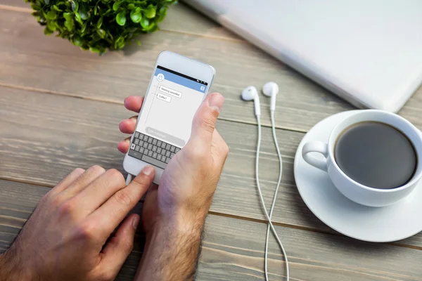 Person som använder smart bredvid kaffe mugg — Stockfoto