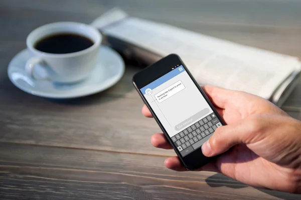 Persona usando teléfono inteligente — Foto de Stock