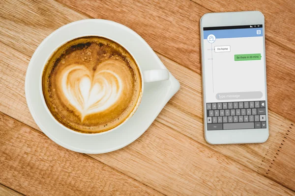 Smartphone e coração composto por café — Fotografia de Stock