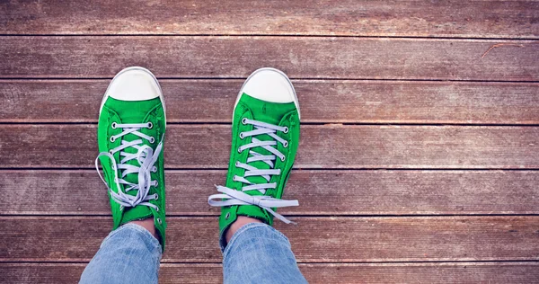 Zapatos casuales contra tablones de madera — Foto de Stock