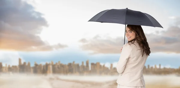 Femme d'affaires tenant parapluie — Photo