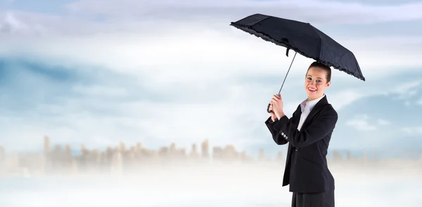 Empresária segurando um guarda-chuva preto — Fotografia de Stock