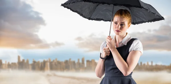 Rudy bizneswoman gospodarstwa parasol — Zdjęcie stockowe