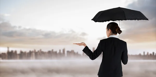 Empresária segurando guarda-chuva — Fotografia de Stock