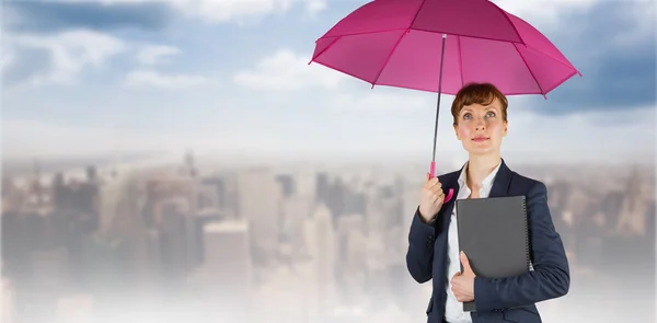 Geschäftsfrau mit Regenschirm gegen New York — Stockfoto