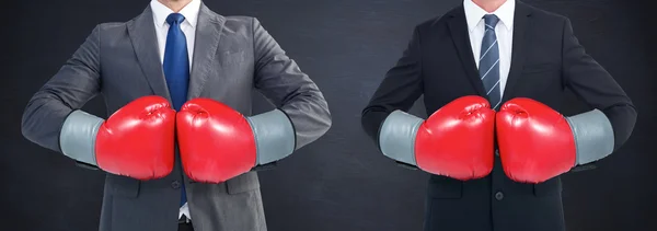 Empresarios con guantes de boxeo — Foto de Stock