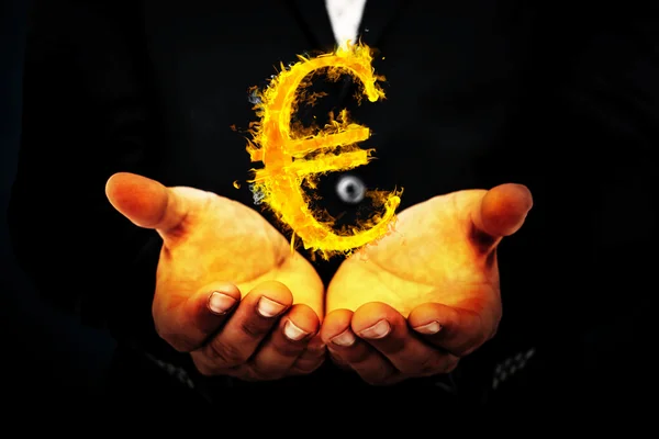 Un homme d'affaires tend la main et signe l'euro — Photo