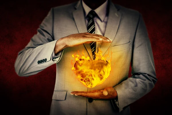 Affärsman gestikulerande hjärta i brand — Stockfoto