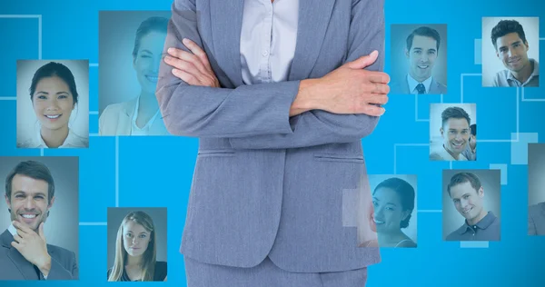 Zakenvrouw staande gekruiste armen — Stockfoto