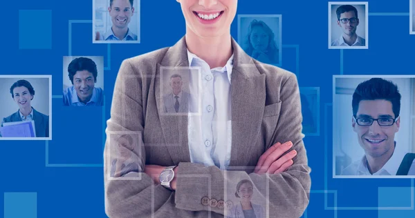 Zakenvrouw staande gekruiste armen — Stockfoto