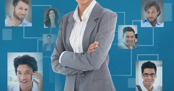 Mujer de negocios sonriente de pie brazos cruzados — Foto de Stock