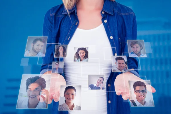 Vrouw presenteert haar handen — Stockfoto