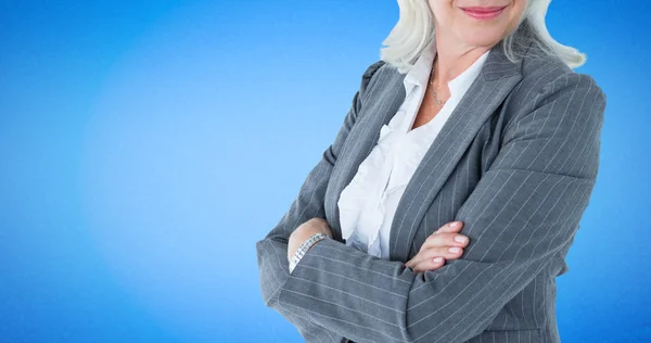 Businesswoman standing arms crossed — Stock Photo, Image