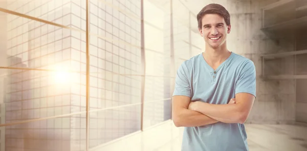 Hombre guapo sonriendo a la cámara — Foto de Stock