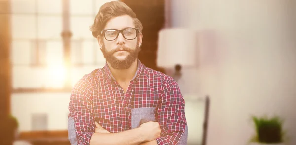 Vertrouwen hipster dragen van bril met armen — Stockfoto