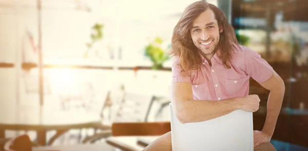 Retrato de hipster sonriendo mientras está sentado — Foto de Stock