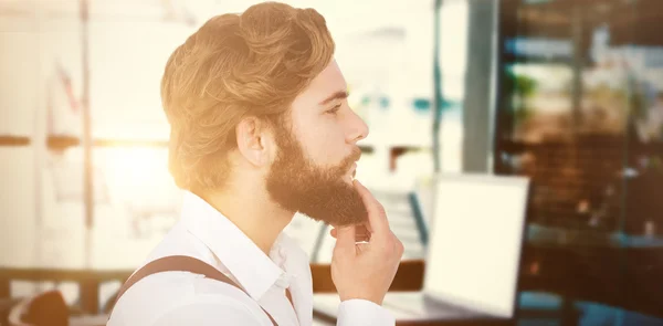 Visualização de perfil de hipster tocando barba — Fotografia de Stock