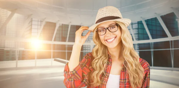 Prachtige blonde hipster poseren glimlachen — Stockfoto