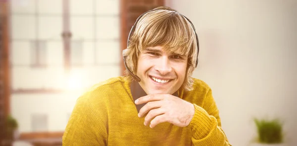 Hipster biznesmen przy użyciu zestawu słuchawkowego — Zdjęcie stockowe