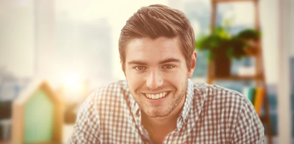 Homem de negócios casual sorridente — Fotografia de Stock