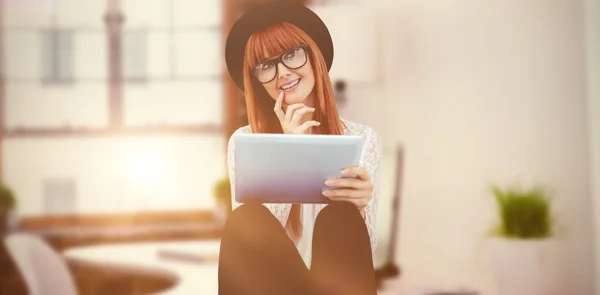 Mujer hipster sonriente usando tableta — Foto de Stock