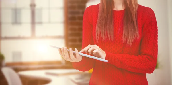 Hipster donna utilizzando il suo tablet — Foto Stock