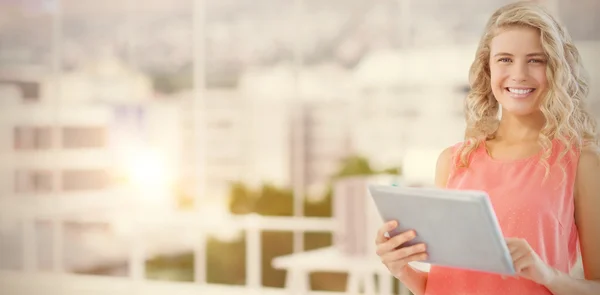 Mujer sonriente usando tableta digital — Foto de Stock