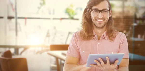 Feliz hipster usando tableta digital — Foto de Stock