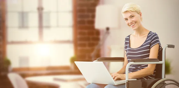 Mujer en silla de ruedas usando computadora — Foto de Stock