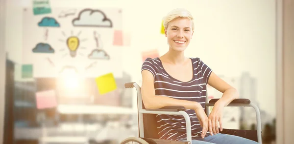 Улыбающаяся женщина в инвалидном кресле — стоковое фото